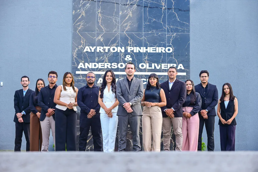 Equipe do Ayrton Pinheiro Advocacia reunida na sede do escritório